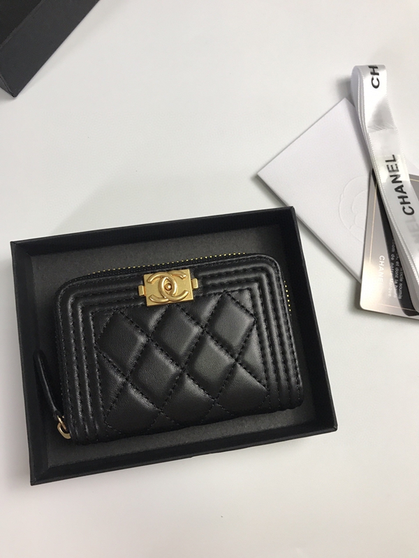 コピーシャネル激安財布着用イメージ